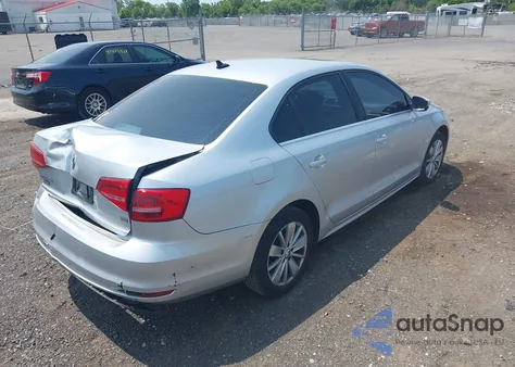 2015 Volkswagen Jetta 1.8T Se z USA, uszkodzony, nr VIN 3VWD17AJ7FM421327